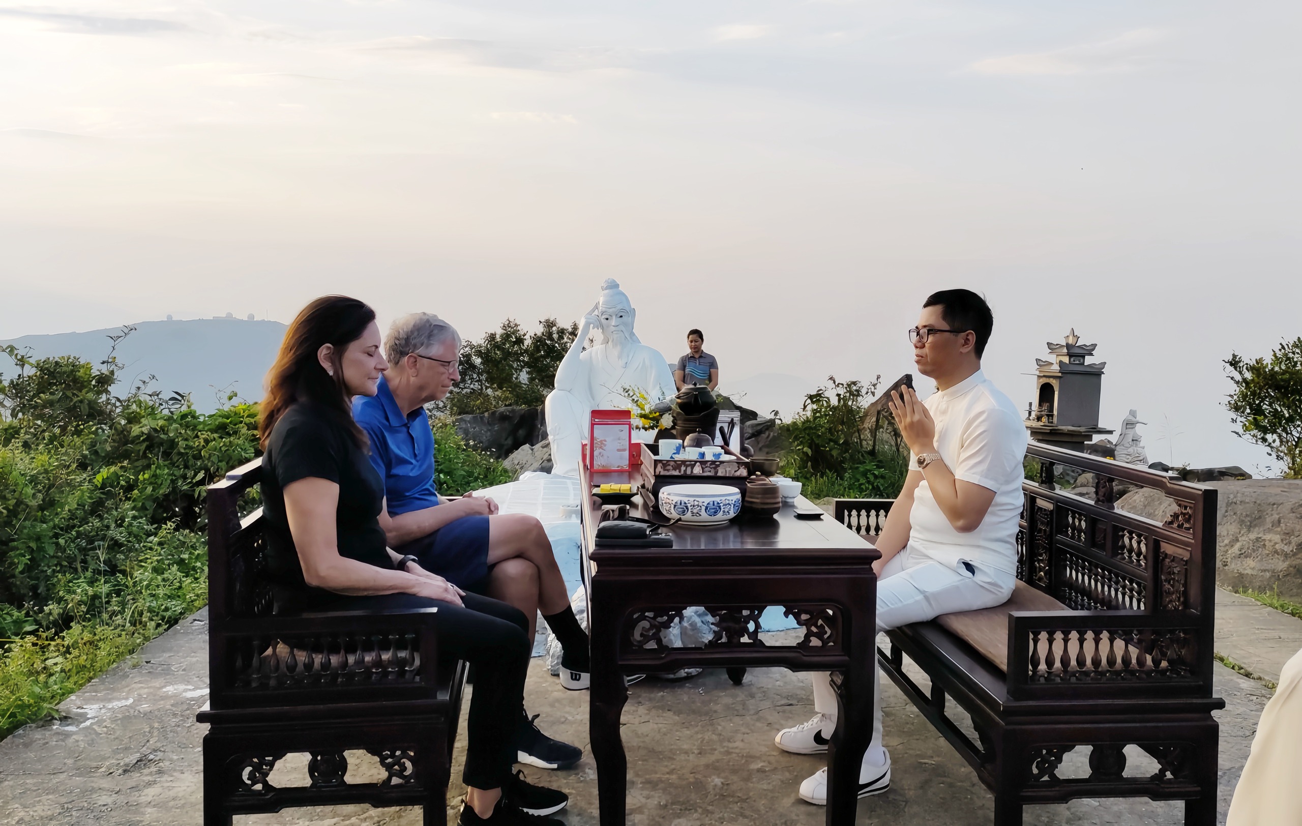 Tỉ ph&uacute;, ho&agrave;ng tử v&agrave; ch&eacute;n tr&agrave; v&ocirc; ng&atilde; - Ảnh 2.