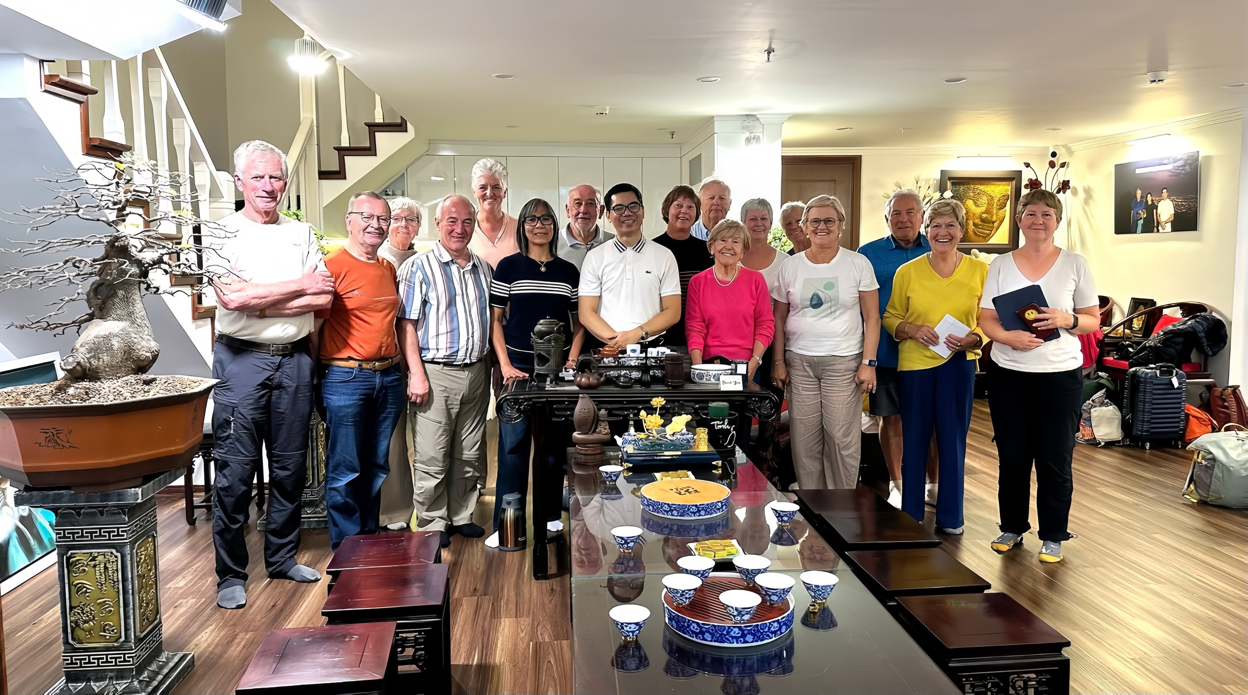 Tỉ ph&uacute;, ho&agrave;ng tử v&agrave; ch&eacute;n tr&agrave; v&ocirc; ng&atilde; - Ảnh 5.