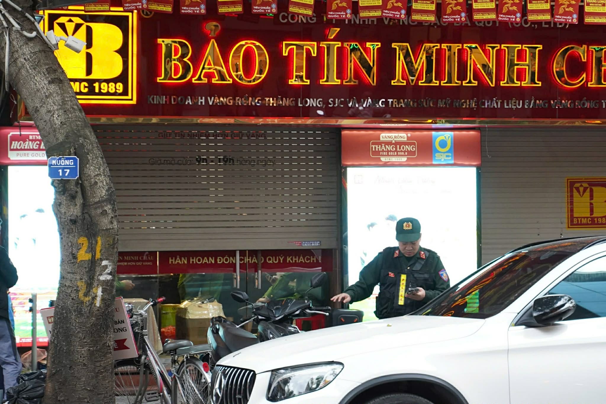 Cửa h&agrave;ng v&agrave;ng của Bảo T&iacute;n Minh Ch&acirc;u đột ngột đ&oacute;ng cửa, lực lượng chức năng xuất hiện - Ảnh 2.