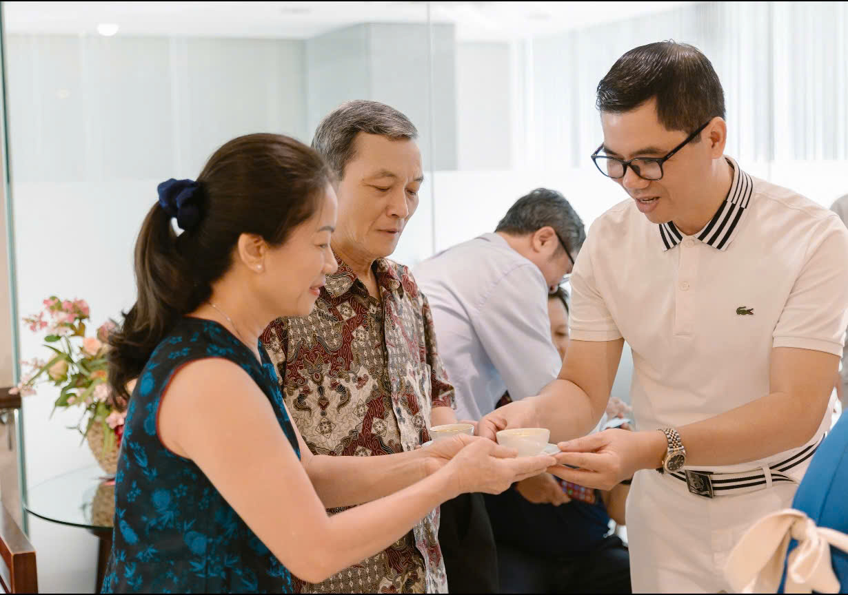 Tỉ ph&uacute;, ho&agrave;ng tử v&agrave; ch&eacute;n tr&agrave; v&ocirc; ng&atilde; - Ảnh 7.