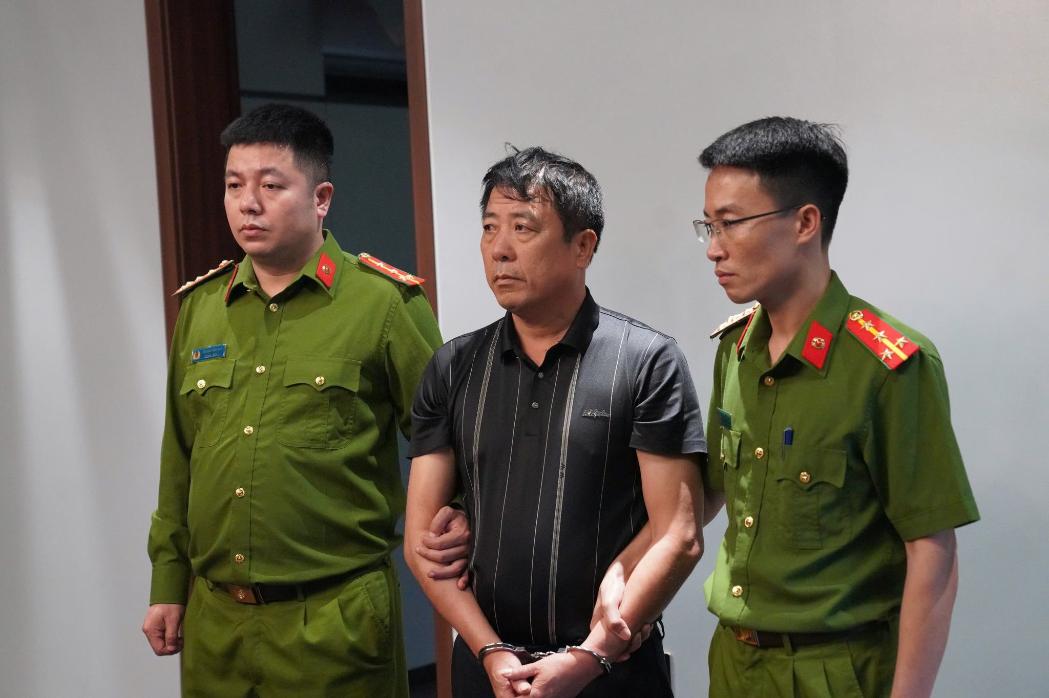 Hình ảnh hơn 200 cảnh sát khám xét khẩn cấp 28 địa điểm, bắt nhiều giám đốc - Ảnh 11.