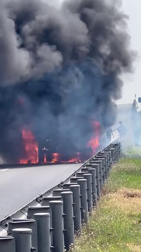 Ch&aacute;y xe container tr&ecirc;n cao tốc Trung Lương - Mỹ Thuận g&acirc;y &ugrave;n tắc giao th&ocirc;ng nghi&ecirc;m trọng - Ảnh 1.