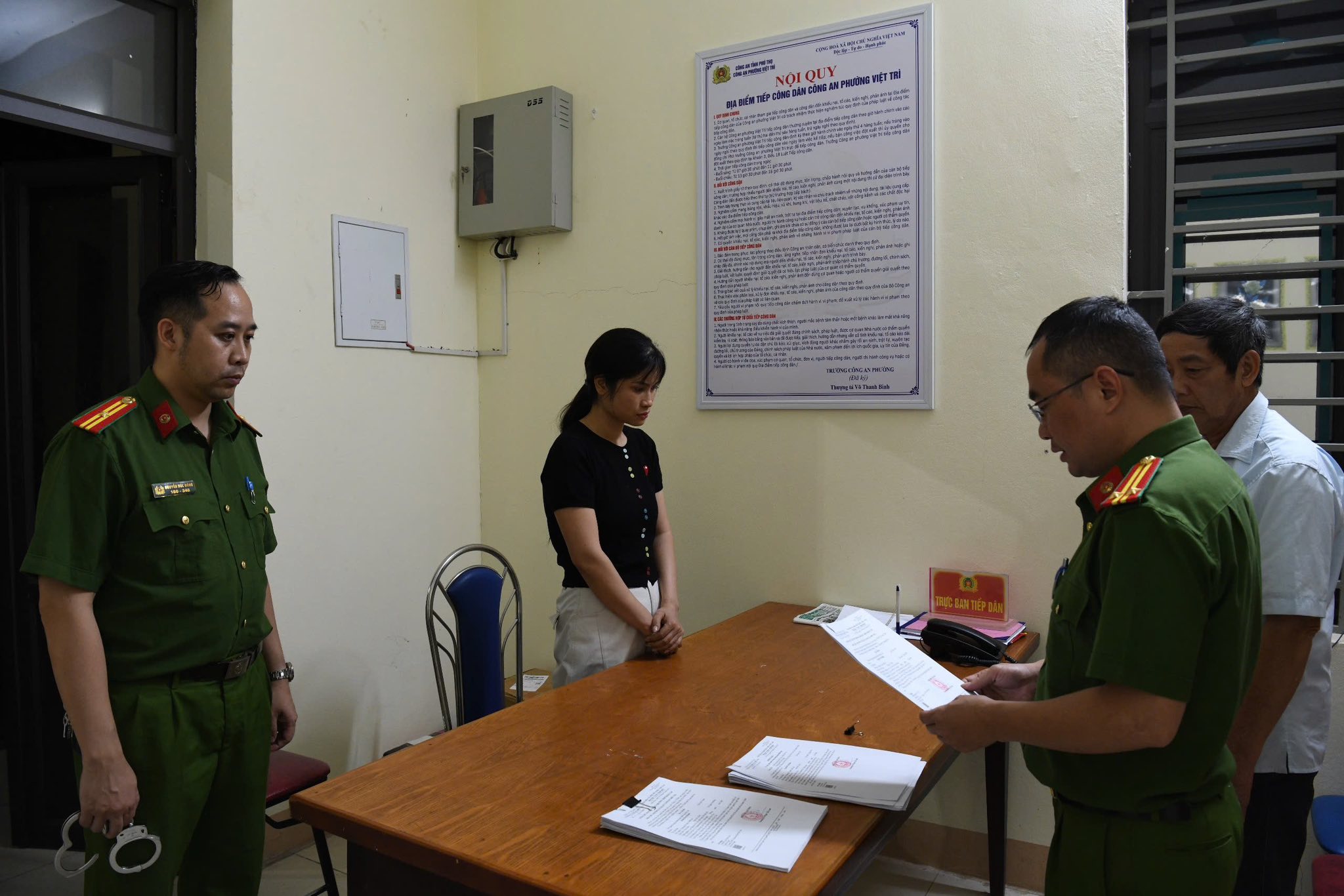 Hình ảnh hơn 200 cảnh sát khám xét khẩn cấp 28 địa điểm, bắt nhiều giám đốc - Ảnh 9.