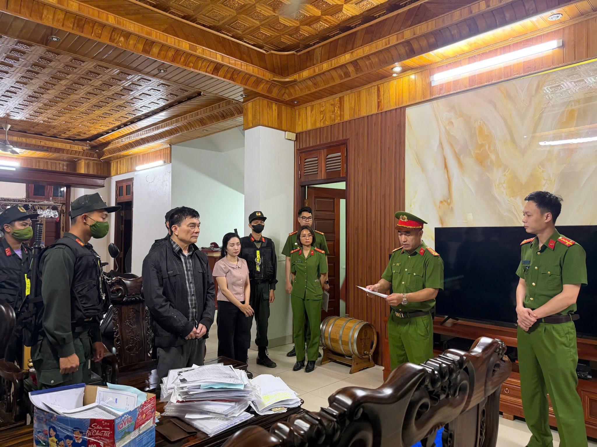 Hình ảnh hơn 200 cảnh sát khám xét khẩn cấp 28 địa điểm, bắt nhiều giám đốc - Ảnh 4.