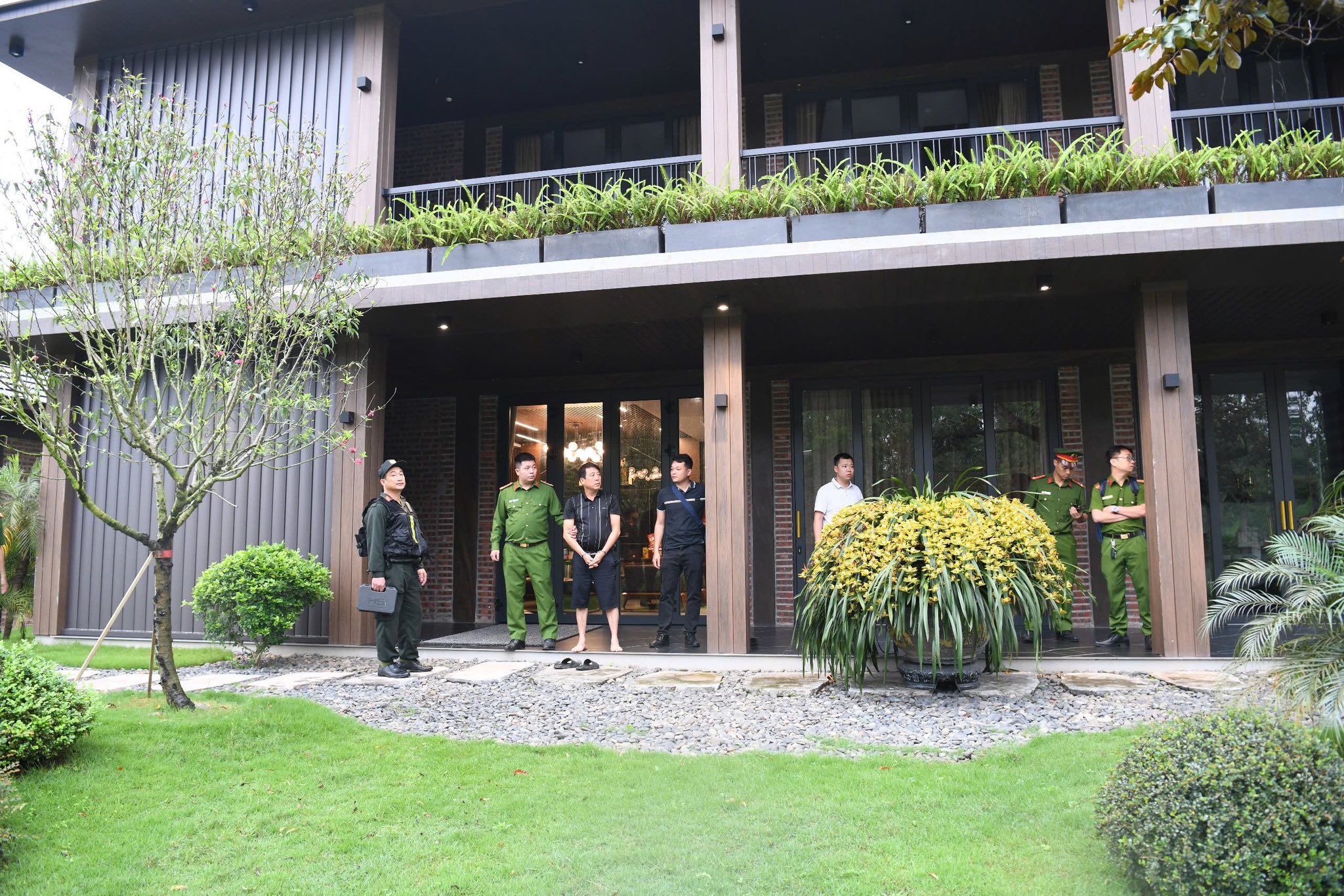 Hình ảnh hơn 200 cảnh sát khám xét khẩn cấp 28 địa điểm, bắt nhiều giám đốc - Ảnh 3.