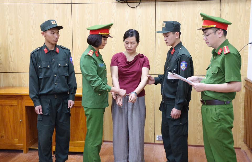 Hình ảnh hơn 200 cảnh sát khám xét khẩn cấp 28 địa điểm, bắt nhiều giám đốc - Ảnh 8.