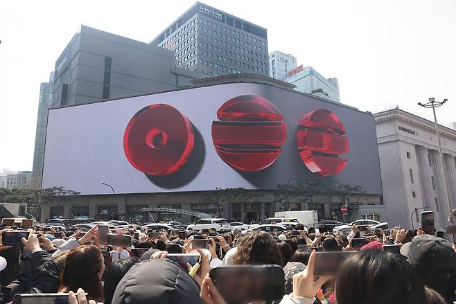 Tổng thống Hàn ủng hộ mạnh màn tái xuất của nhóm nhạc BTS - Ảnh 4.