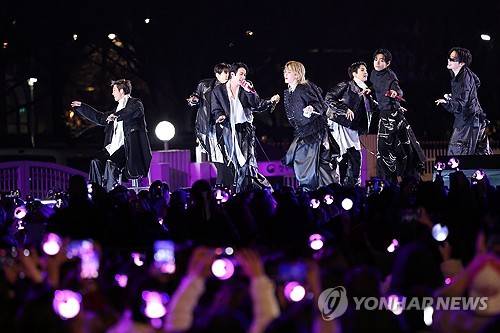 Tổng thống H&agrave;n ủng hộ mạnh m&agrave;n t&aacute;i xuất của nh&oacute;m nhạc BTS - Ảnh 5.