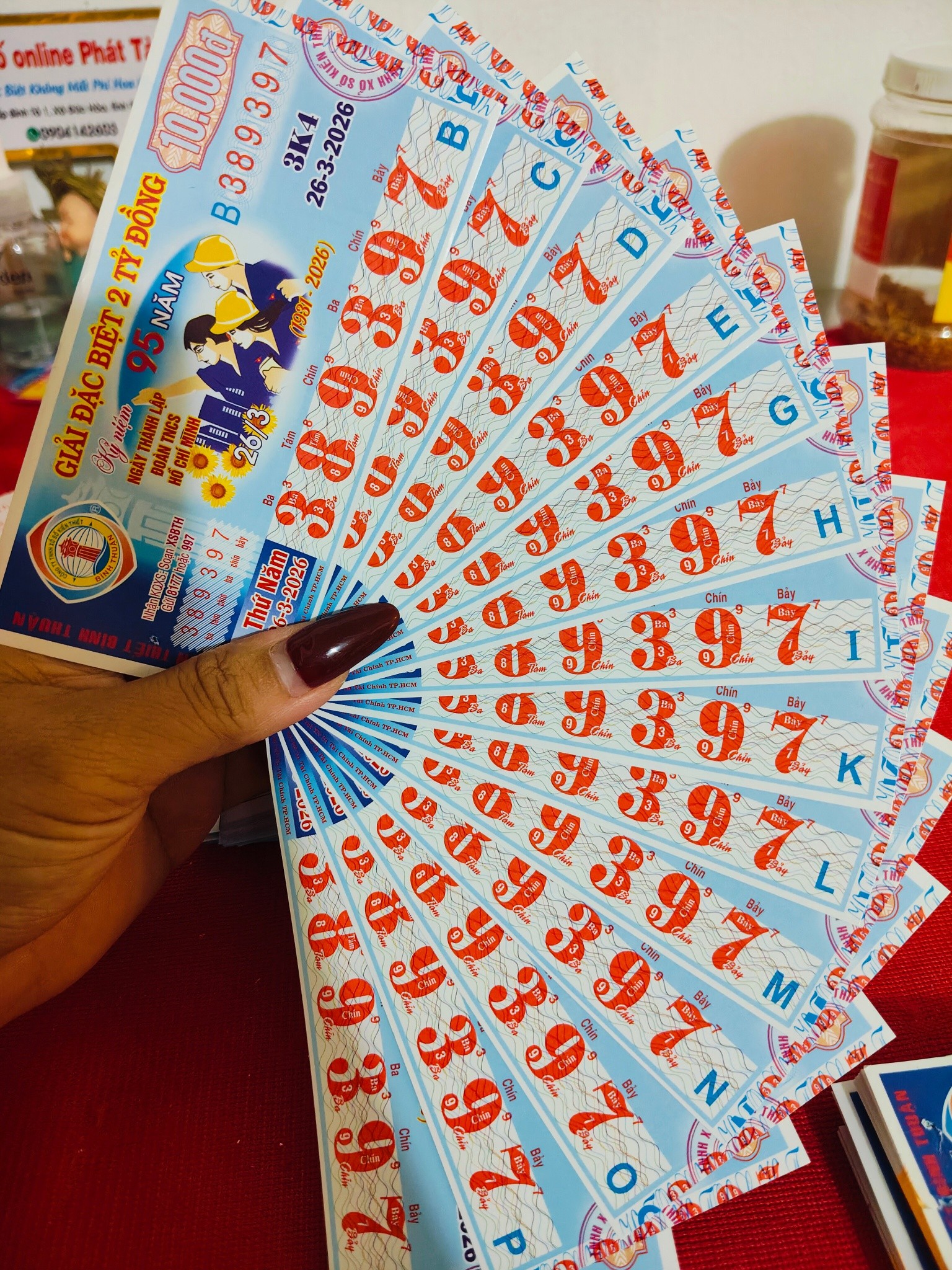 Mua vé số giờ chót, 2 người ở TPHCM trúng giải độc đắc xổ số miền Nam - Ảnh 1.