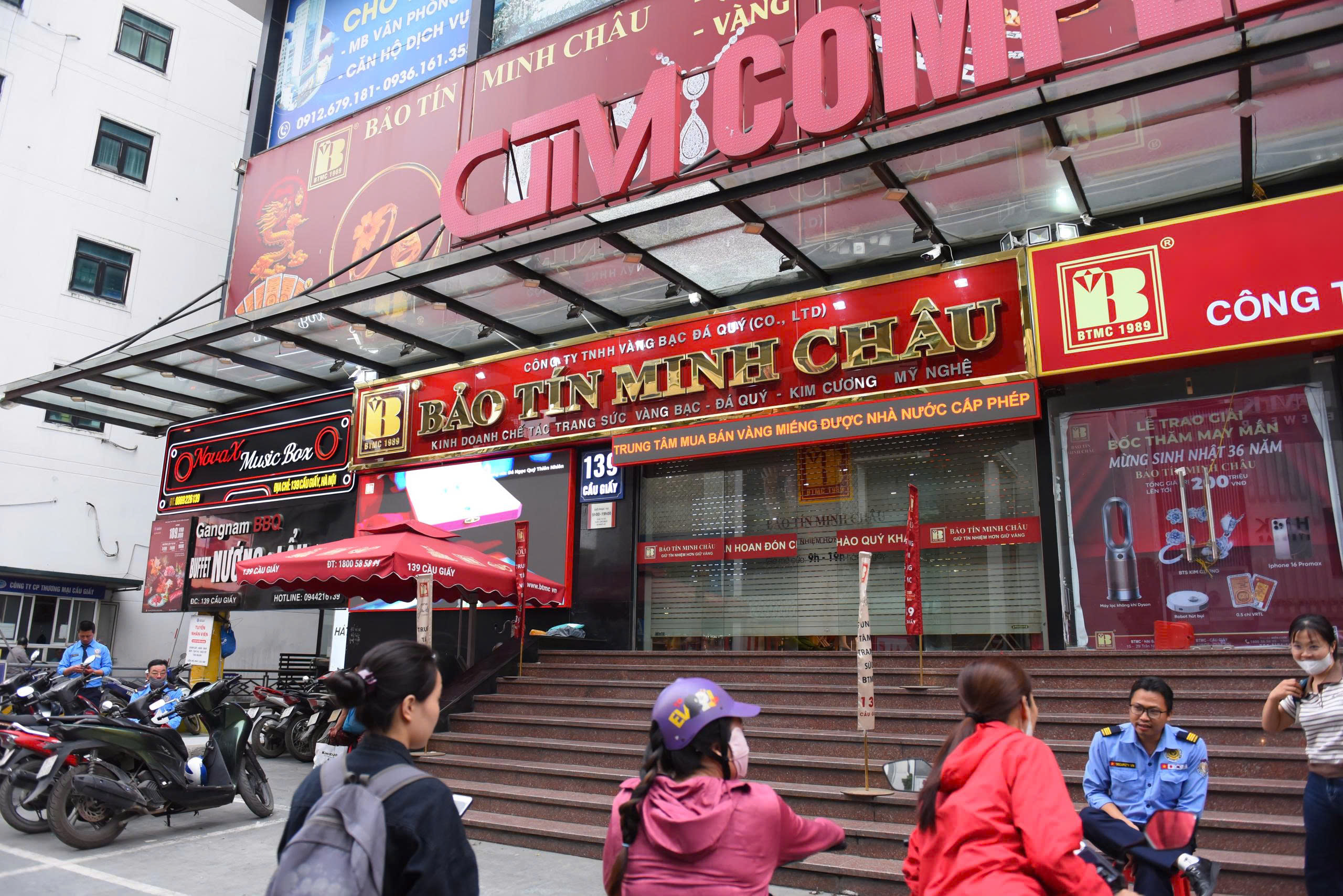 Cửa h&agrave;ng v&agrave;ng của Bảo T&iacute;n Minh Ch&acirc;u đột ngột đ&oacute;ng cửa, lực lượng chức năng xuất hiện - Ảnh 5.
