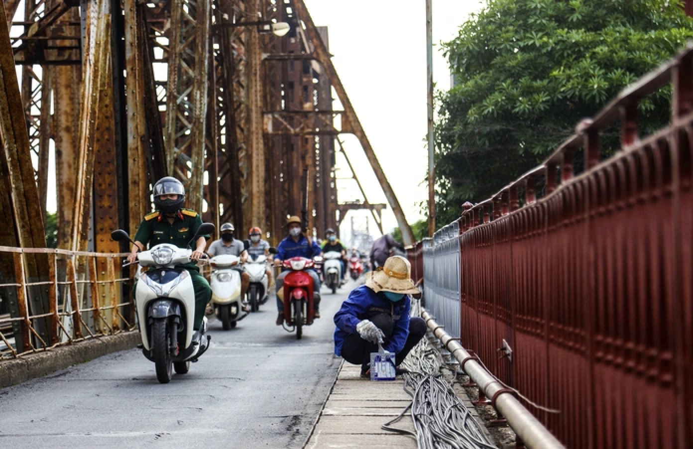 Hà Nội cấm toàn bộ phương tiện qua cầu Long Biên 60 ngày để sửa chữa - Ảnh 1. Hà Nội cấm toàn bộ phương tiện qua cầu Long Biên 60 ngày để sửa chữa - Ảnh 1.