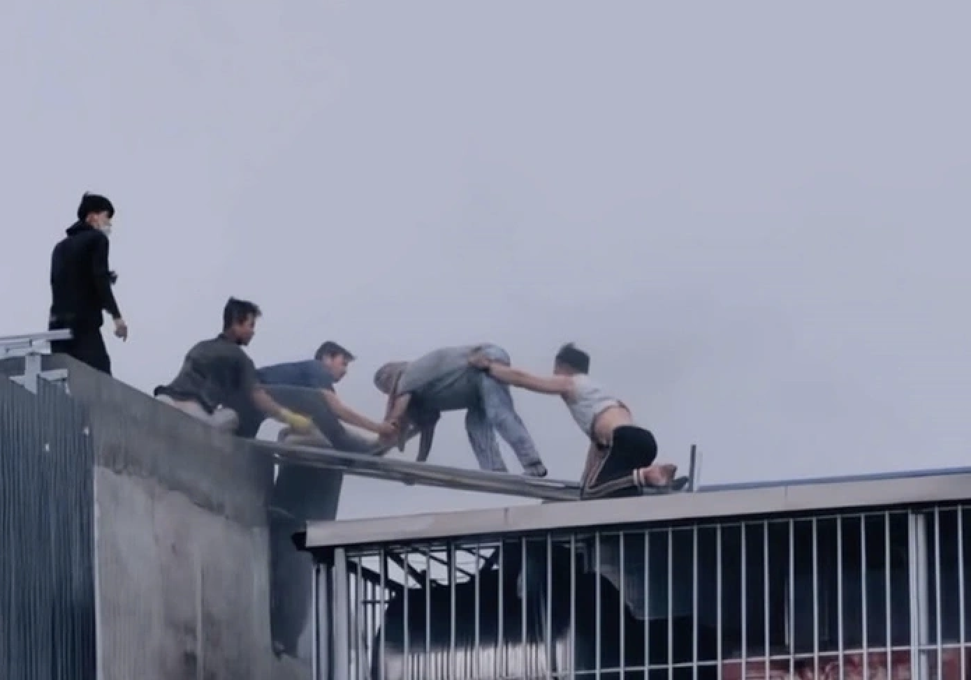 Đề xuất Thủ tướng tặng bằng khen cho những người cứu nạn trong vụ cháy Lĩnh Nam - Ảnh 1.