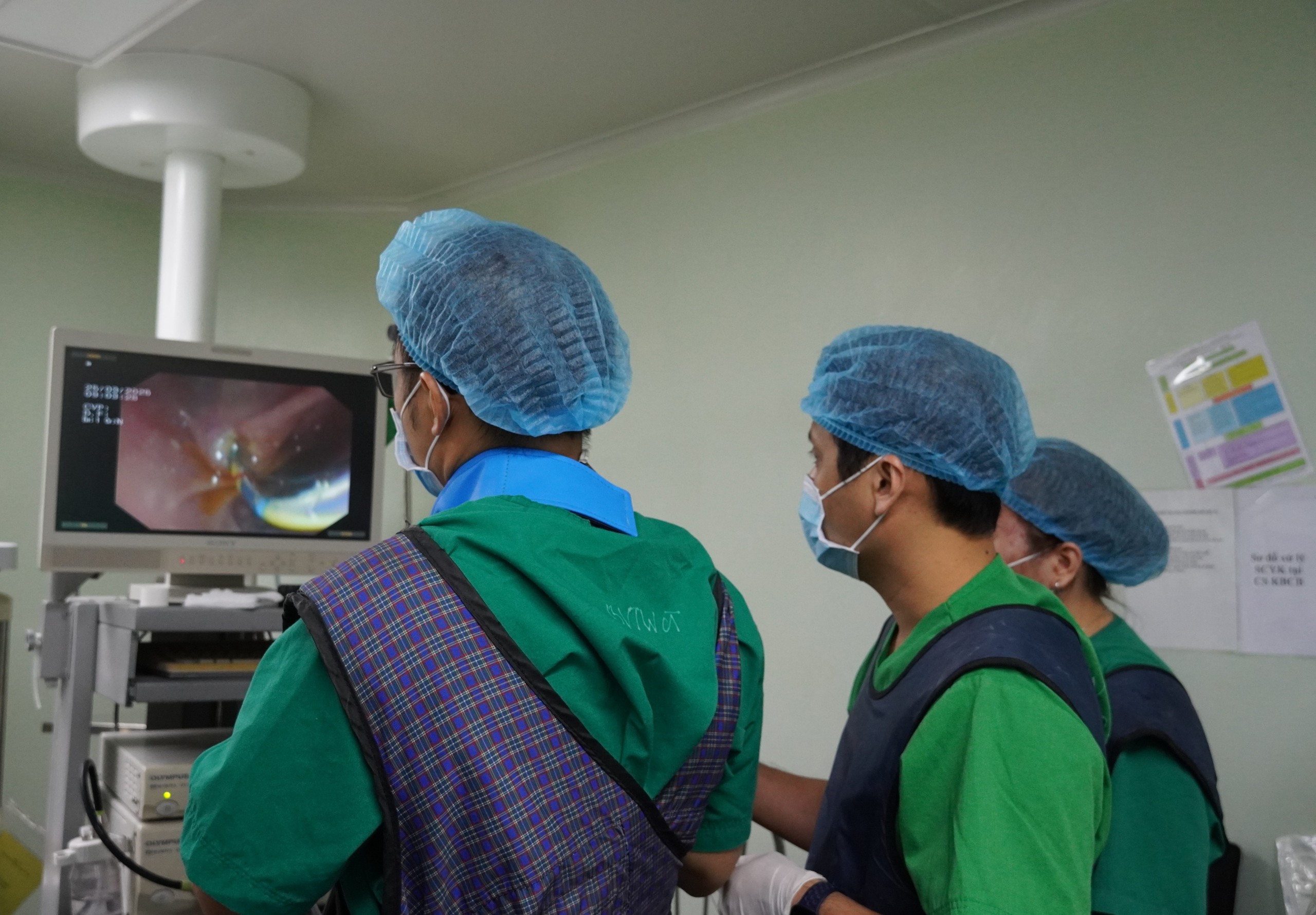 Mảnh xương cá là “thủ phạm” khiến người đàn ông ở Cần Thơ bị vàng da như… nghệ - Ảnh 1.