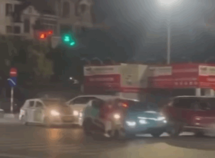 T&agrave;i xế l&aacute;i Lexus va chạm li&ecirc;n ho&agrave;n 5 &ocirc; t&ocirc; v&agrave; 1 xe m&aacute;y - Ảnh 1.