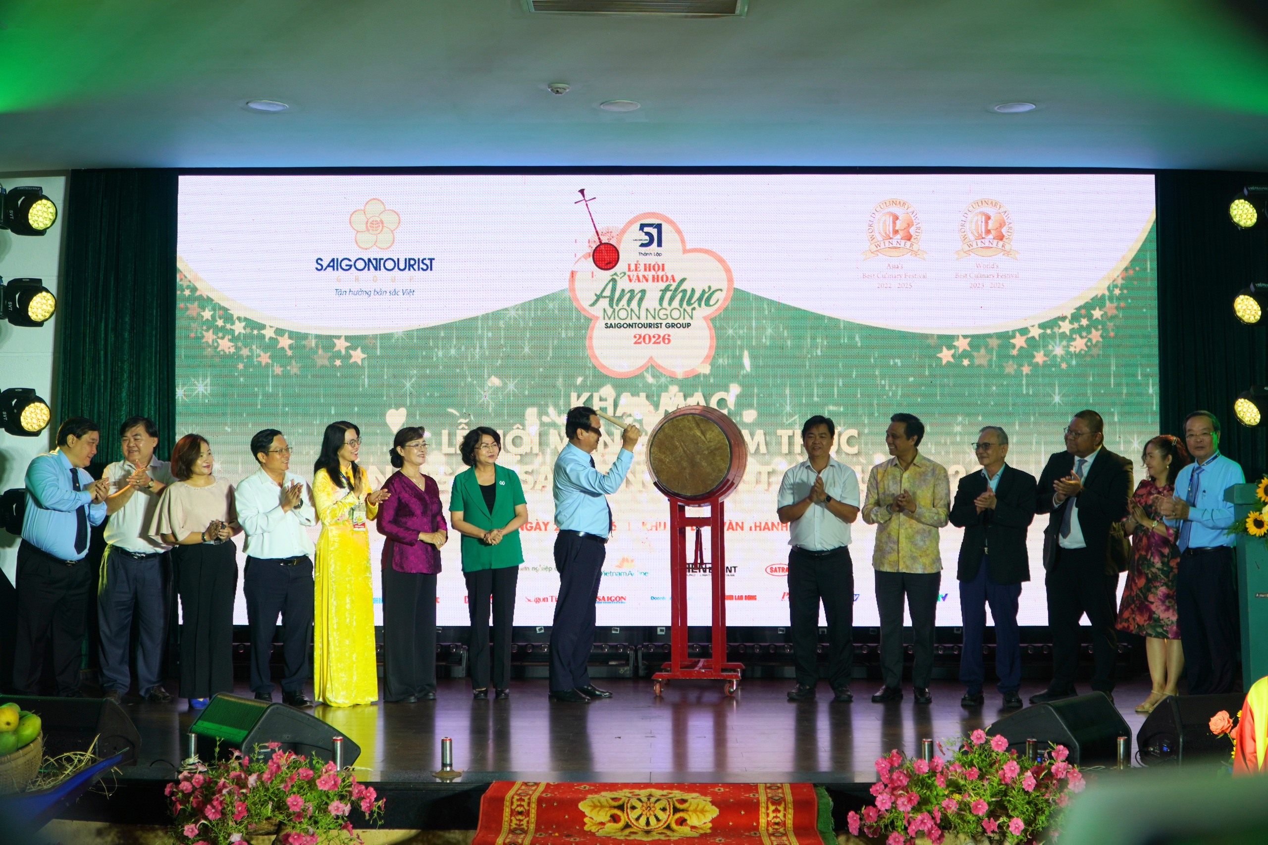 Người dân ùn ùn đổ về lễ hội ẩm thực đặc sắc nhất thế giới tại TPHCM - Ảnh 1.