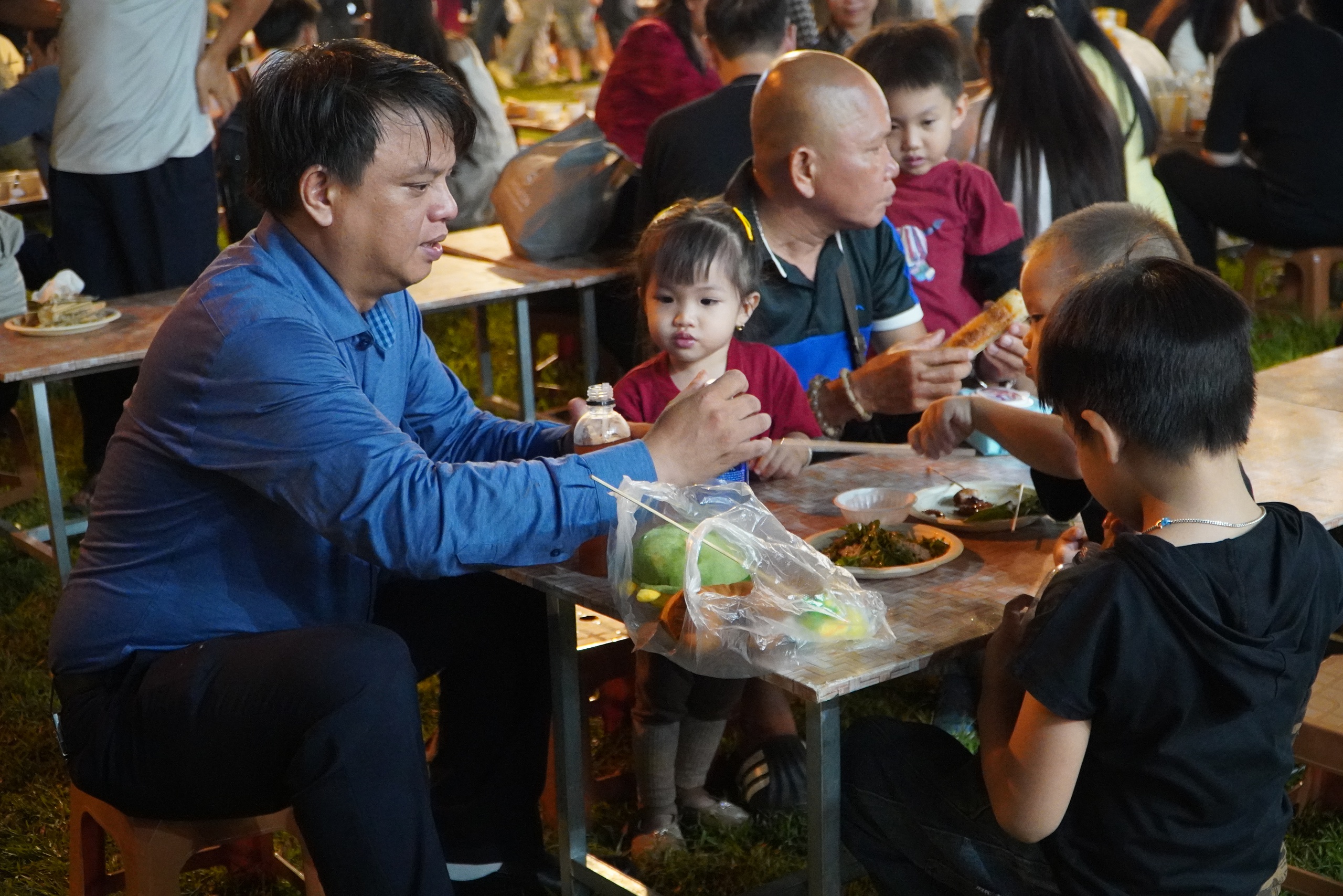 Người dân ùn ùn đổ về lễ hội ẩm thực đặc sắc nhất thế giới tại TPHCM - Ảnh 2.