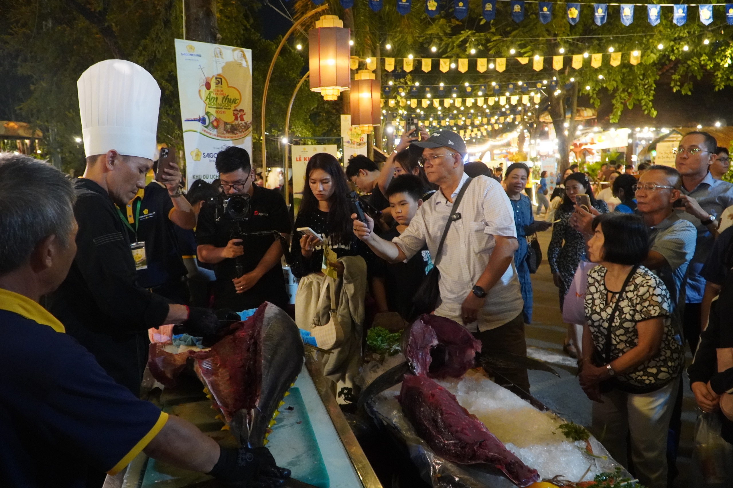 Người dân ùn ùn đổ về lễ hội ẩm thực đặc sắc nhất thế giới tại TPHCM - Ảnh 3.