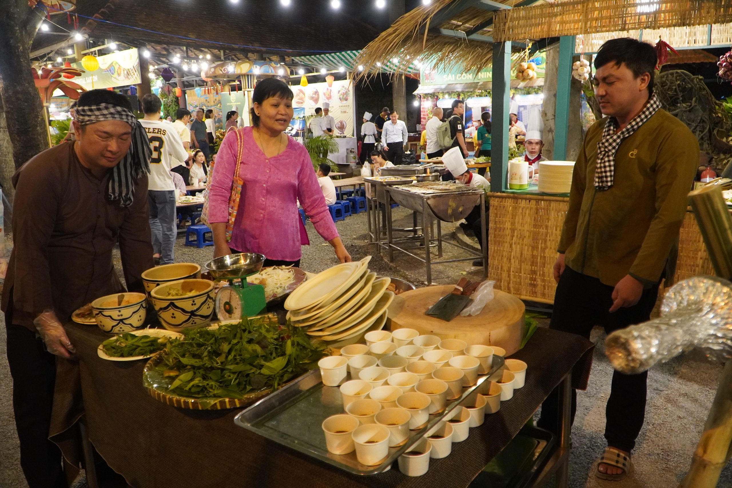 Người dân ùn ùn đổ về lễ hội ẩm thực đặc sắc nhất thế giới tại TPHCM - Ảnh 6.