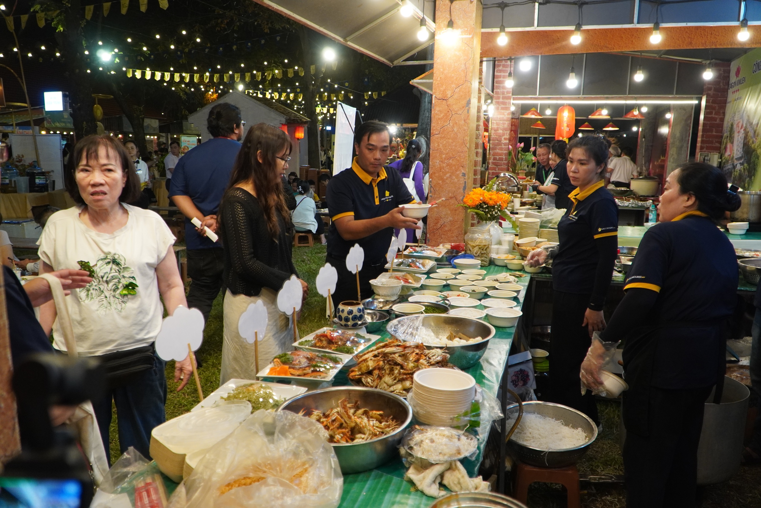 Người dân ùn ùn đổ về lễ hội ẩm thực đặc sắc nhất thế giới tại TPHCM - Ảnh 10.