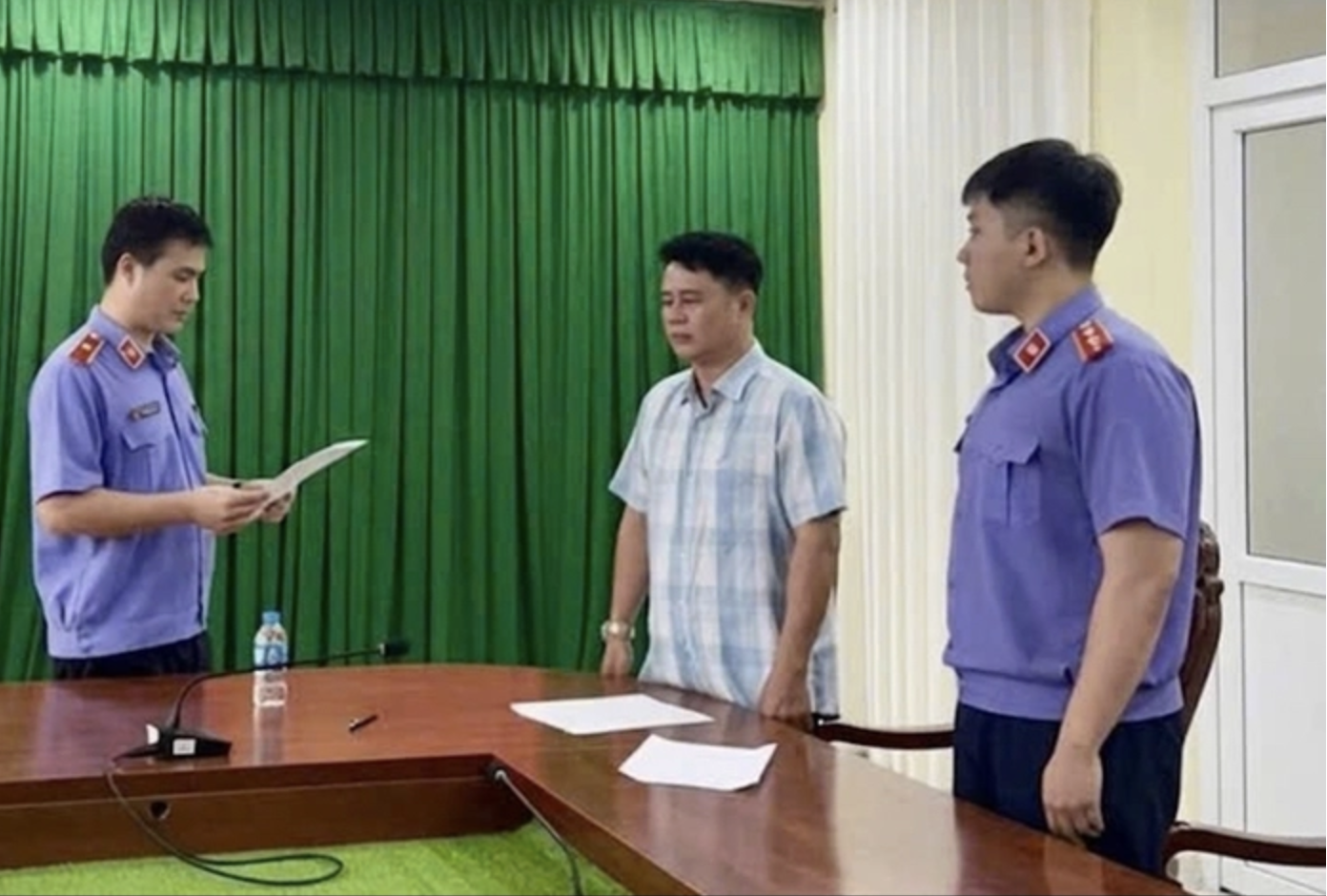 Tước danh hiệu CAND Hai cựu cán bộ Công an Vĩnh Long do không truy cứu trách nhiệm hình sự - Ảnh 1.