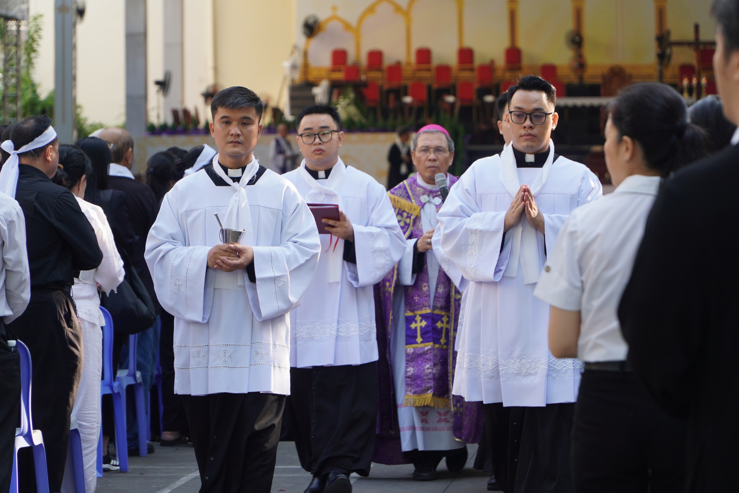 Hàng ngàn người dự Thánh lễ An táng Đức Hồng y Gioan Baotixita Phạm Minh Mẫn - Ảnh 4.