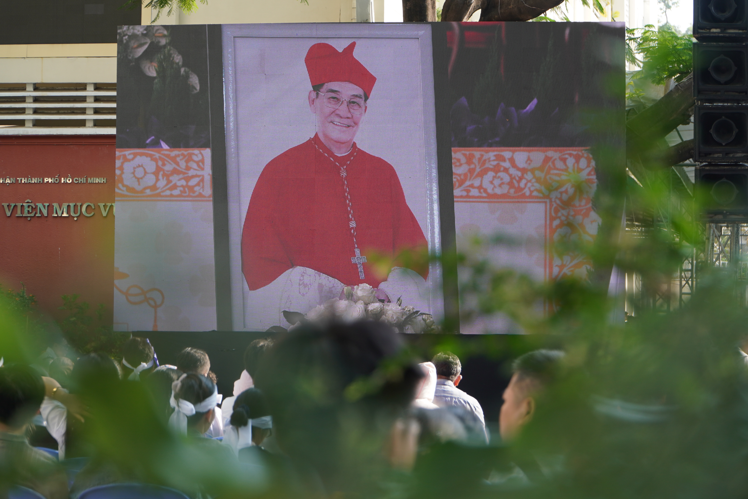 Hàng ngàn người dự Thánh lễ An táng Đức Hồng y Gioan Baotixita Phạm Minh Mẫn - Ảnh 5.