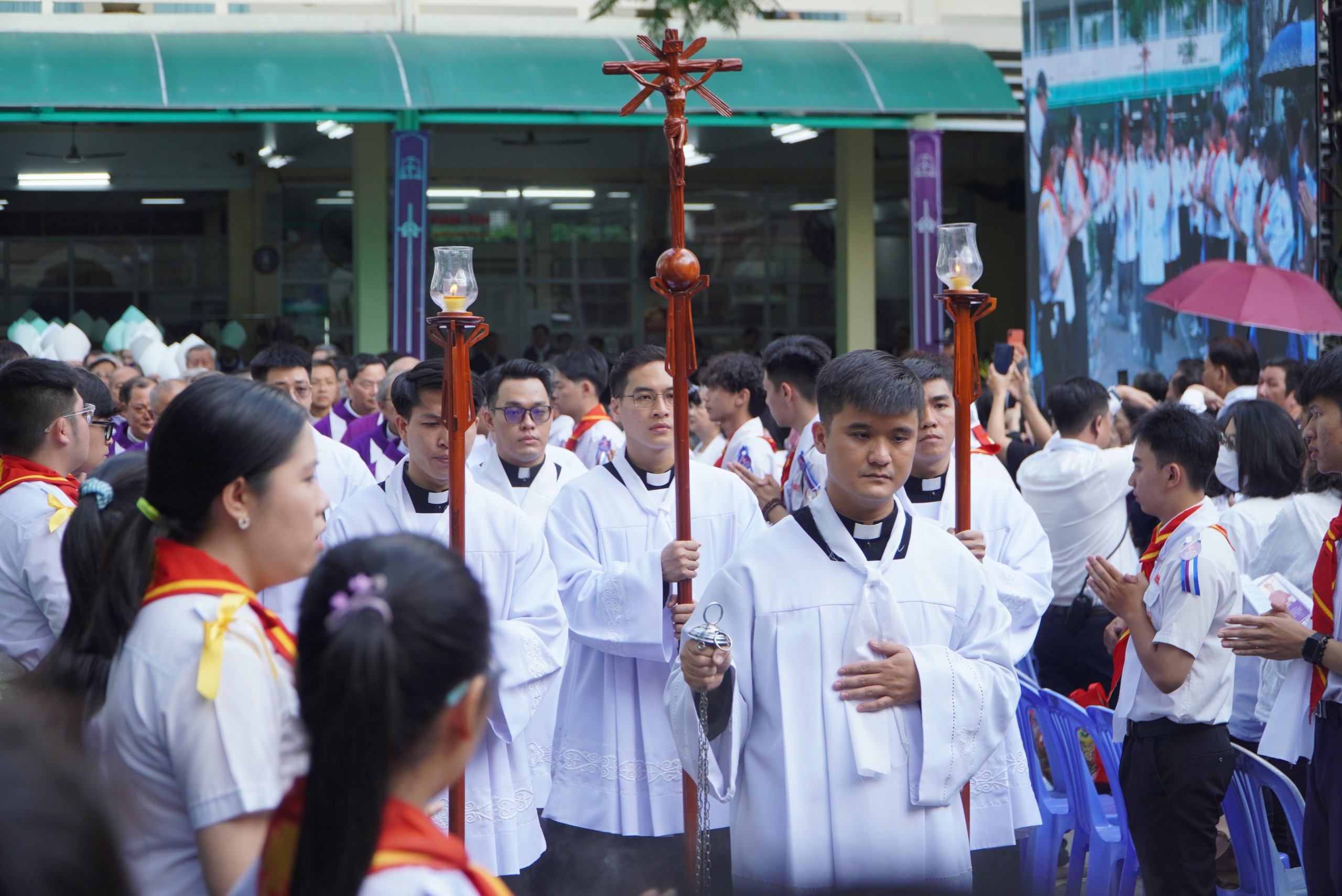 Hàng ngàn người dự Thánh lễ An táng Đức Hồng y Gioan Baotixita Phạm Minh Mẫn - Ảnh 17.