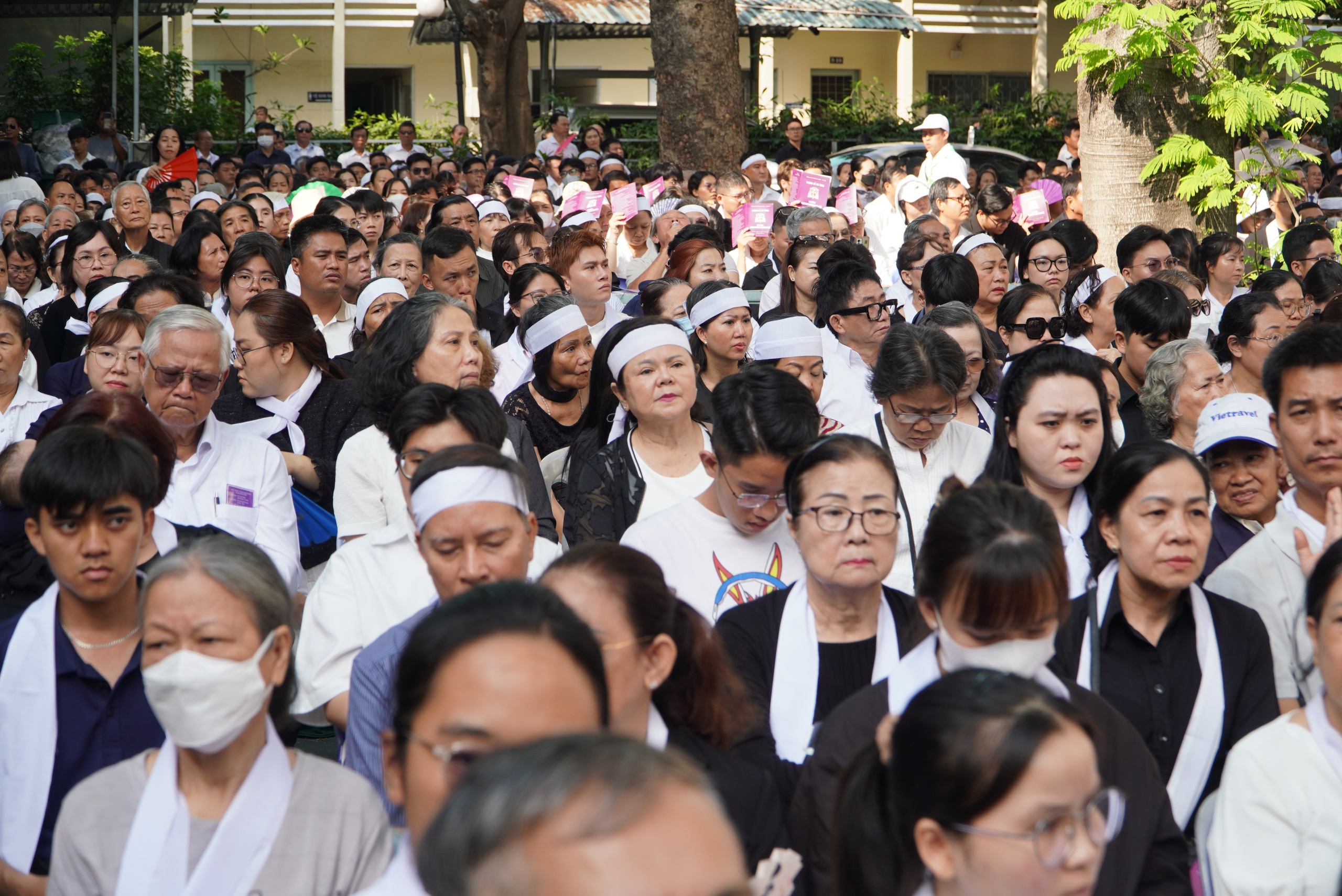 Hàng ngàn người dự Thánh lễ An táng Đức Hồng y Gioan Baotixita Phạm Minh Mẫn - Ảnh 7.