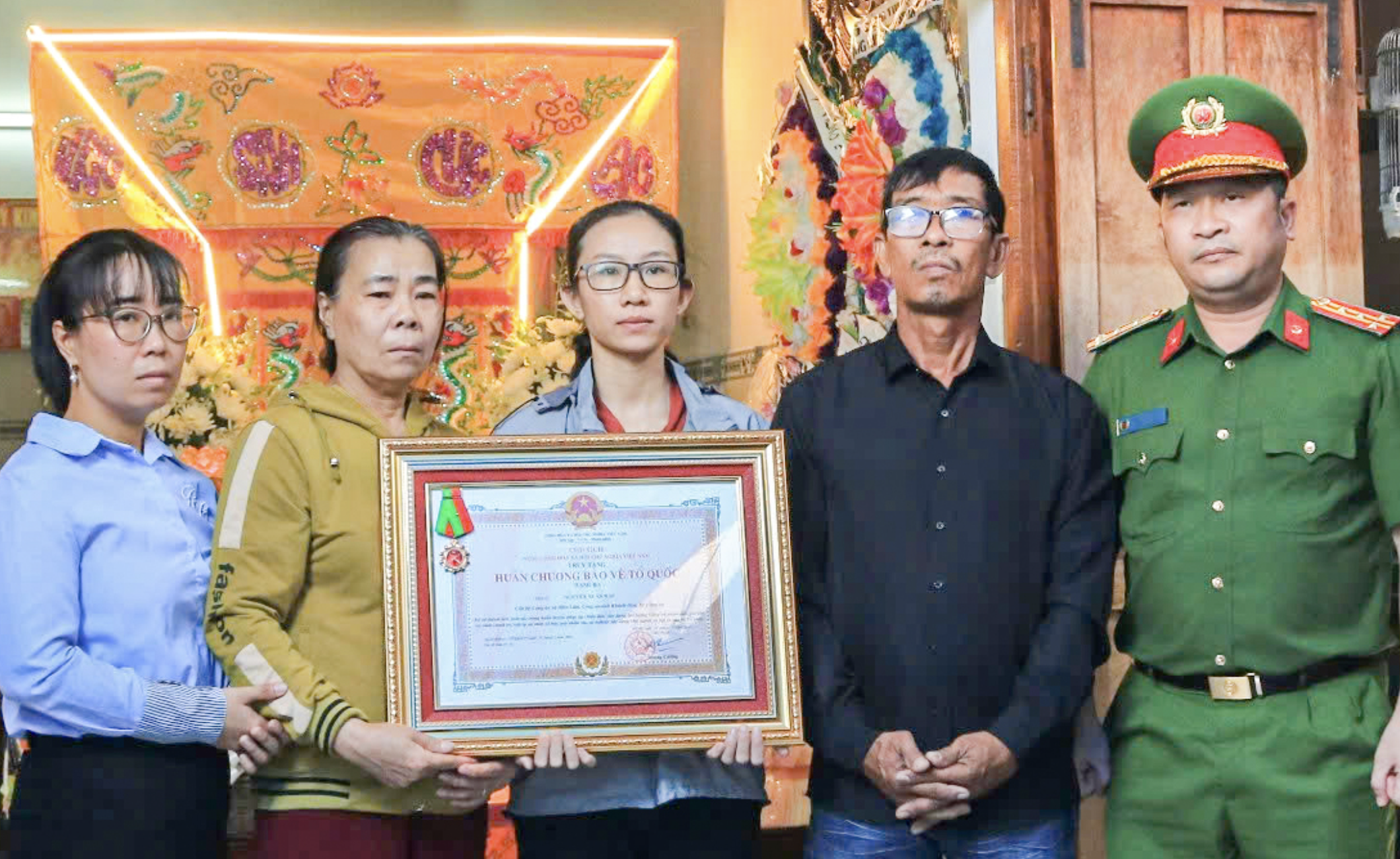 Truy tặng Huân chương Bảo vệ Tổ quốc hạng ba cho công an xã hi sinh đấu tranh với 