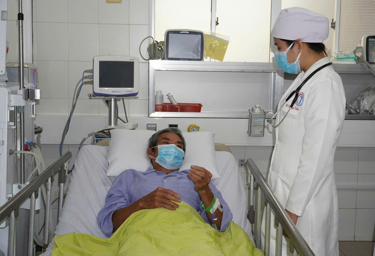 Ba người đàn ông ở Cần Thơ găp nguy hiểm sau khi ăn canh chua cá nóc - Ảnh 1.