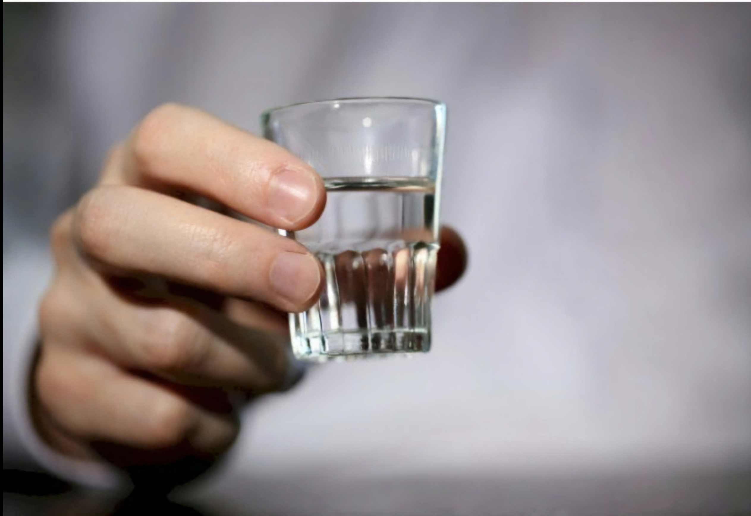 Người đàn ông trẻ ngưng tim khi uống rượu, bác sĩ cảnh báo về ngộ độc methanol - Ảnh 1.