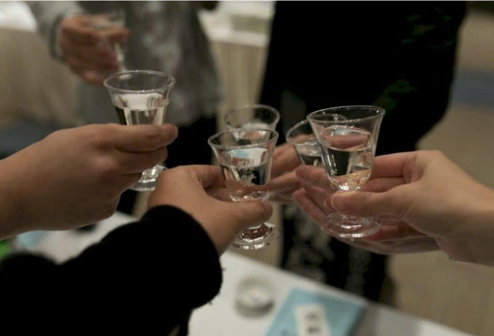 Người đàn ông trẻ ngưng tim khi uống rượu, bác sĩ cảnh báo về ngộ độc methanol - Ảnh 2.