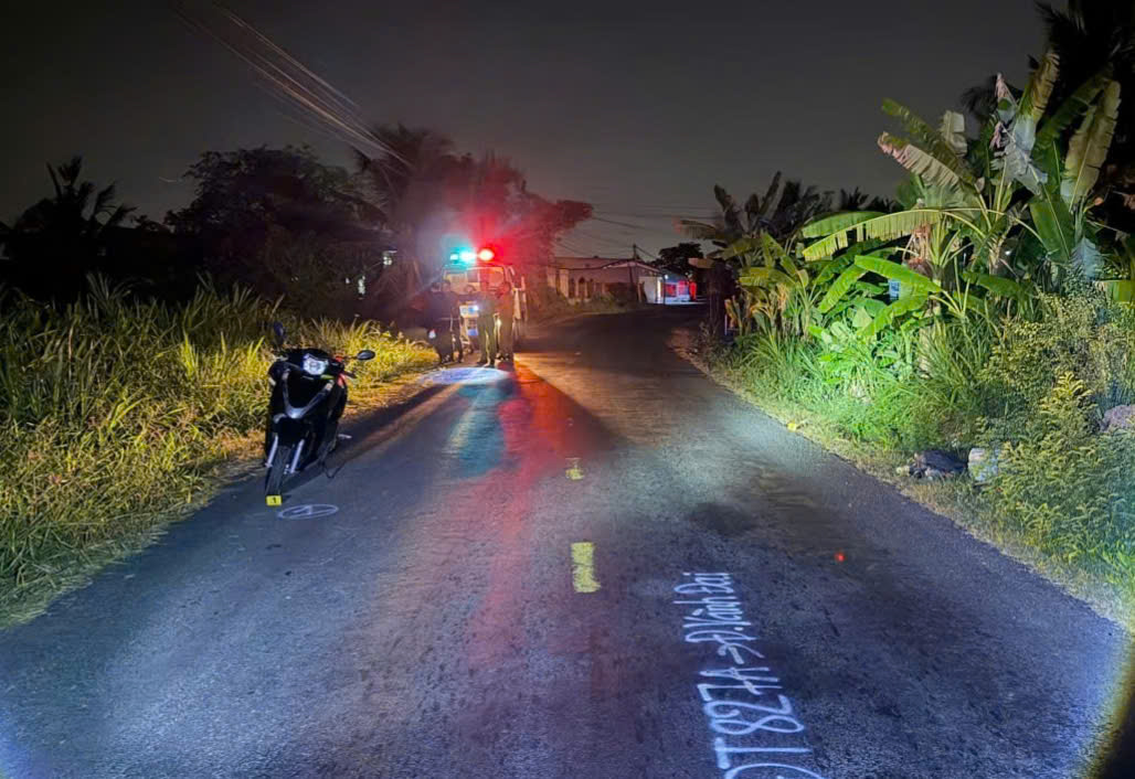 CSGT Tây Ninh khuyến cáo người dân không đi bộ tập thể dục dưới lòng đường - Ảnh 1.