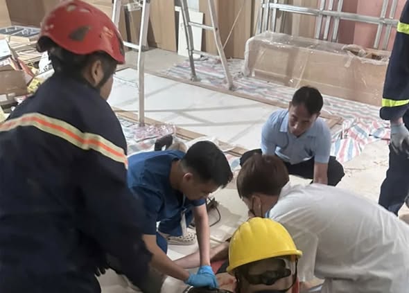 Mắc kẹt trong thang máy, người đàn ông tử vong - Ảnh 1.