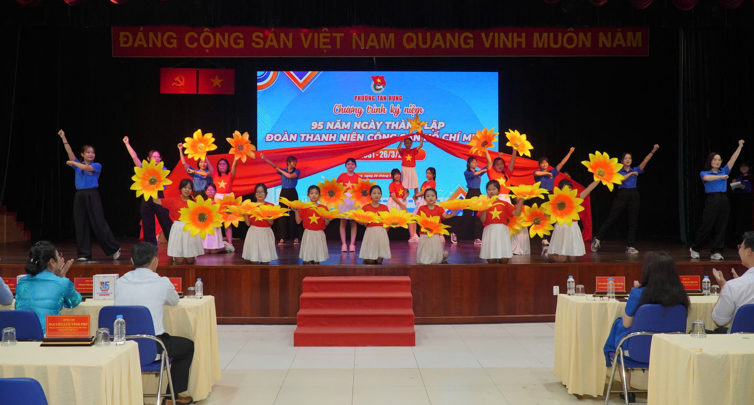 Nhiều trường ĐH chung tay xây dựng sân chơi cho thanh thiếu nhi phường Tân Hưng - Ảnh 1.