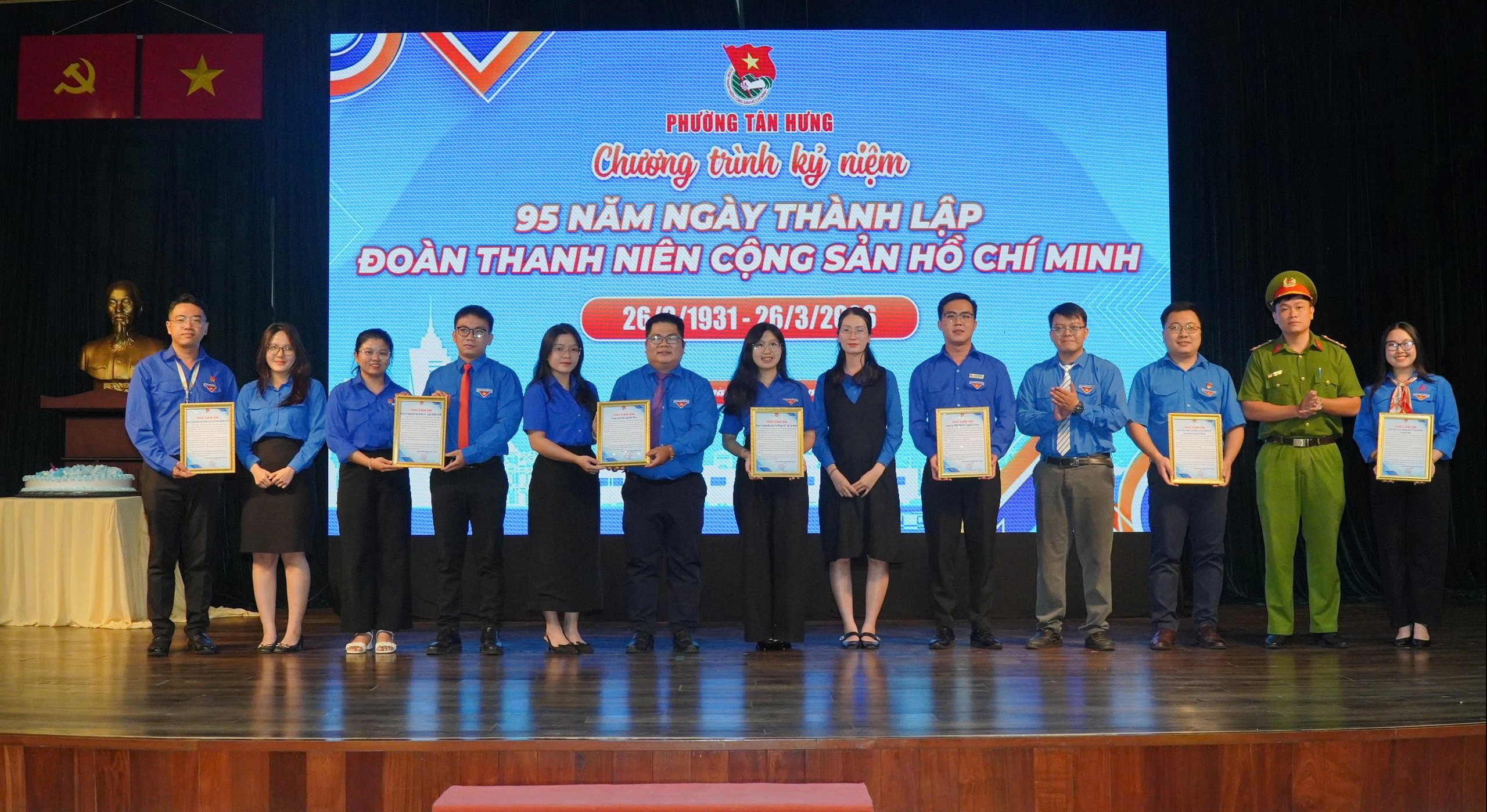 Nhiều trường ĐH chung tay xây dựng sân chơi cho thanh thiếu nhi phường Tân Hưng - Ảnh 2.