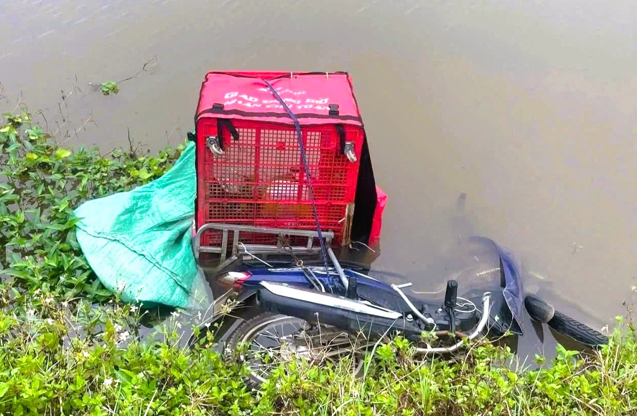 Thi thể nam shipper được phát hiện dưới mương nước - Ảnh 1.