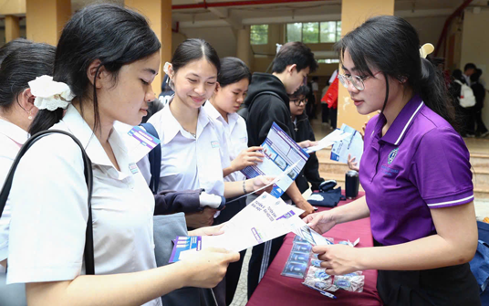 Phi&ecirc;n đấu gi&aacute; g&acirc;y quỹ gần 500 triệu tại ULAW c&oacute; g&igrave; đặc biệt? - Ảnh 7.