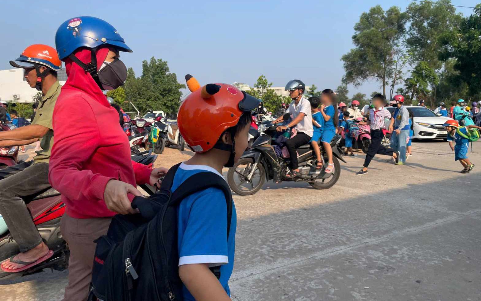 Tạm đ&igrave;nh chỉ gi&aacute;o vi&ecirc;n d&ugrave;ng kim ti&ecirc;m &ldquo; răn đe &rdquo; học sinh ở TPHCM - Ảnh 2.