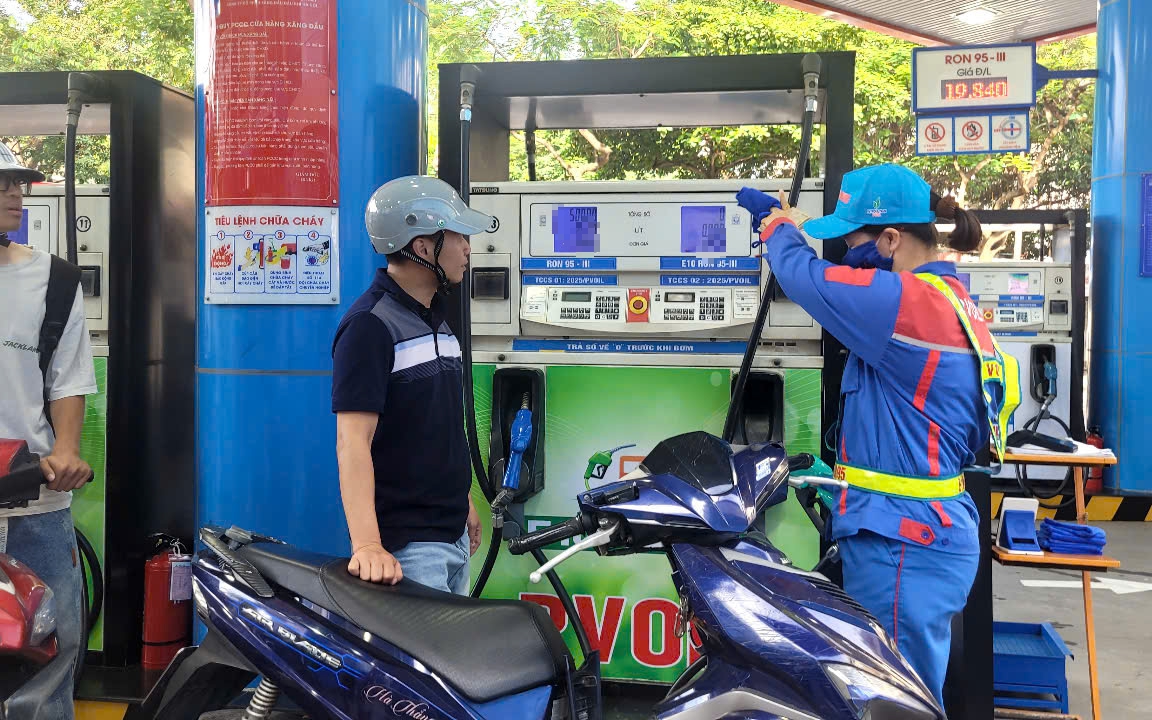 Ng&acirc;n s&aacute;ch tạm ứng b&ugrave; gi&aacute; xăng dầu 2026: 4 . 000 &ndash; 5 . 000 Đồng mỗi l&iacute;t - Ảnh 2.