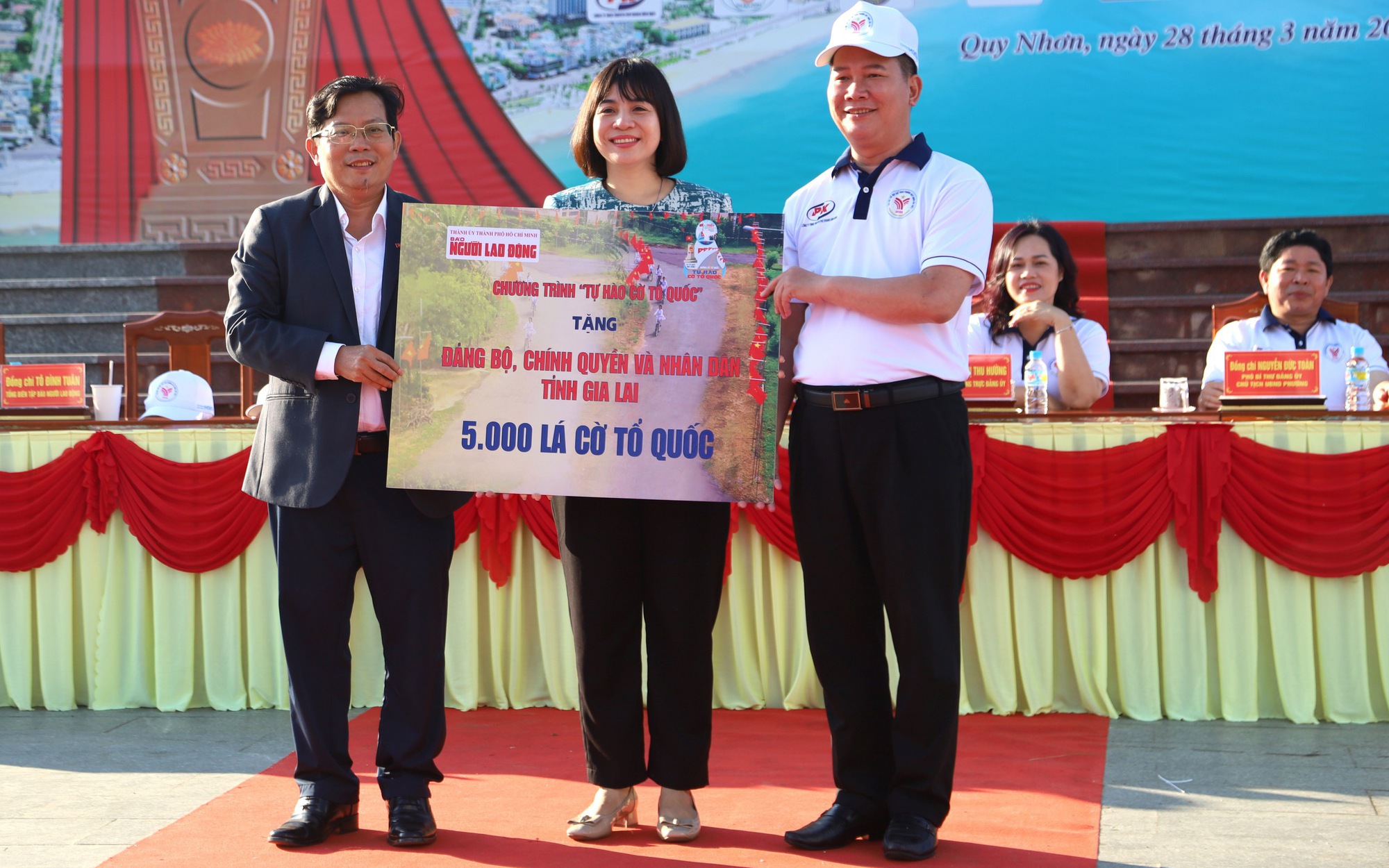 Mang cờ Tổ quốc xuống biển Quy Nhơn check-in, giới trẻ lan tỏa l&ograve;ng y&ecirc;u nước - Ảnh 2.