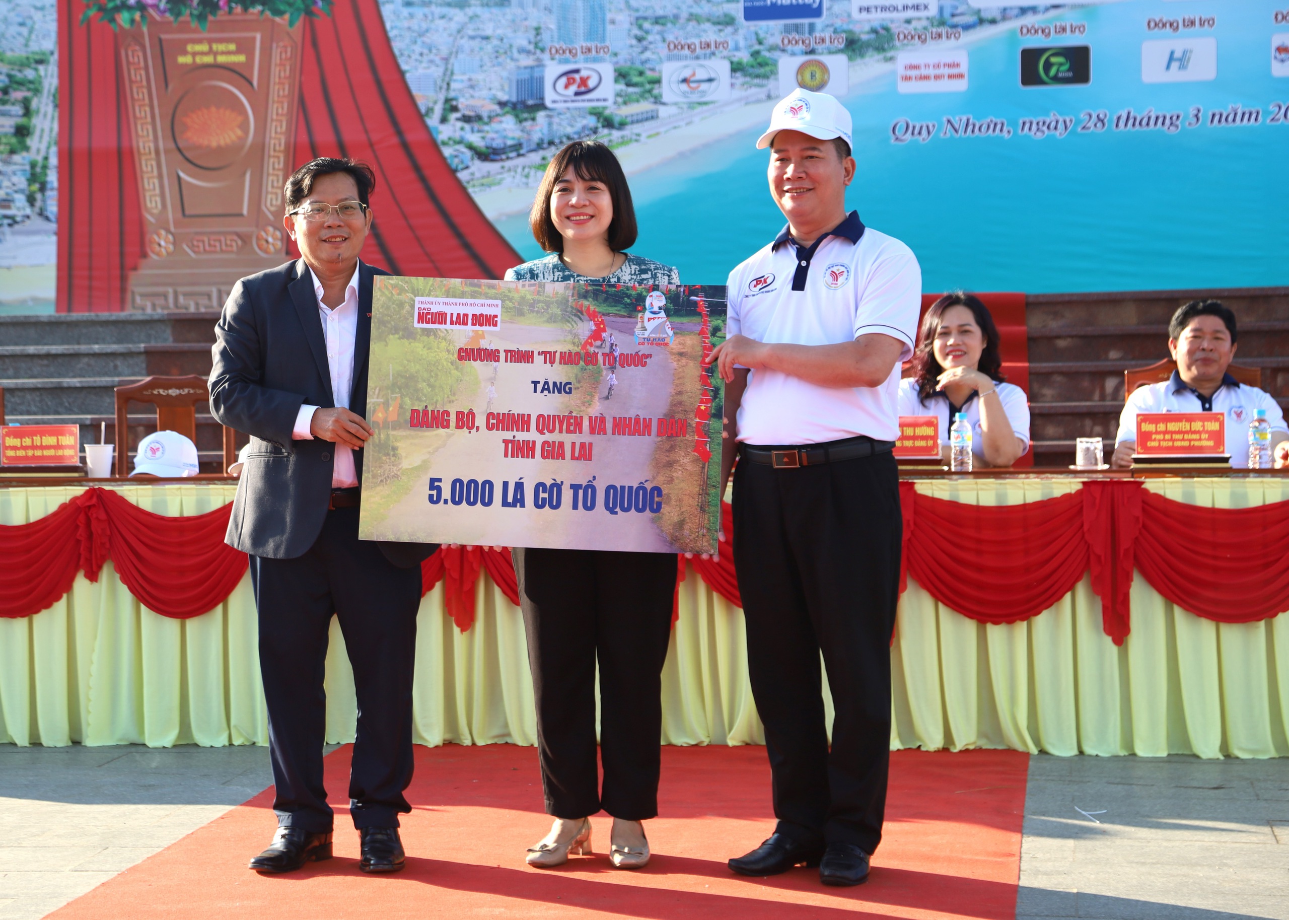 Báo Người Lao Động tặng 5 . 000 Lá cờ Tổ quốc cho tỉnh Gia Lai năm 2026 - Ảnh 1.