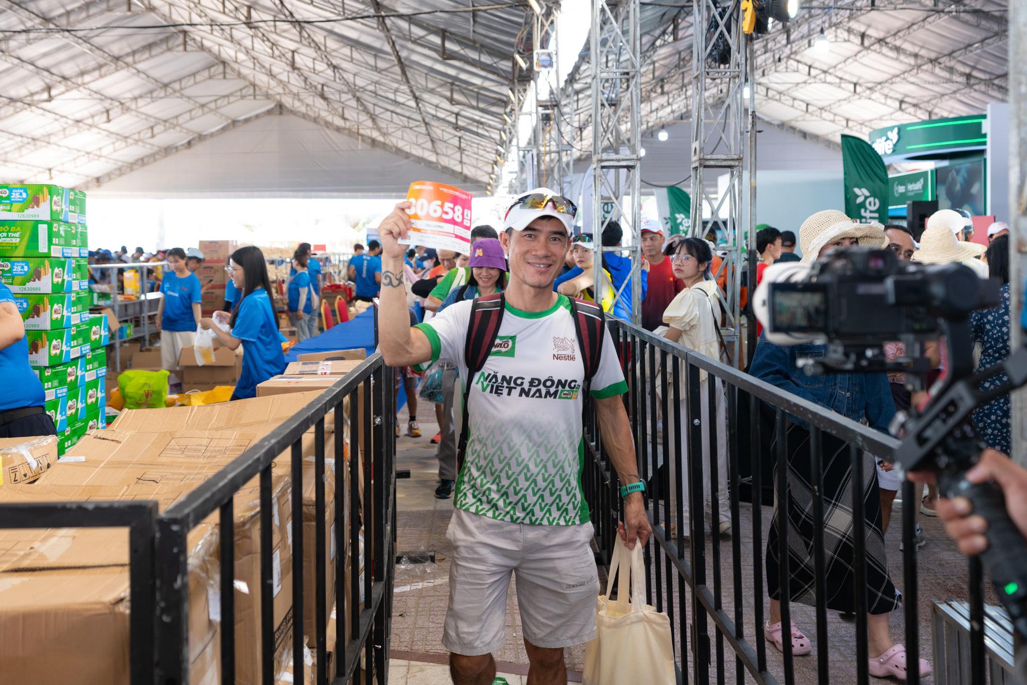 Hơn 12.000 runner “lên dây cót” tại Nha Trang: Không khí sôi động trước giờ G - Ảnh 2.