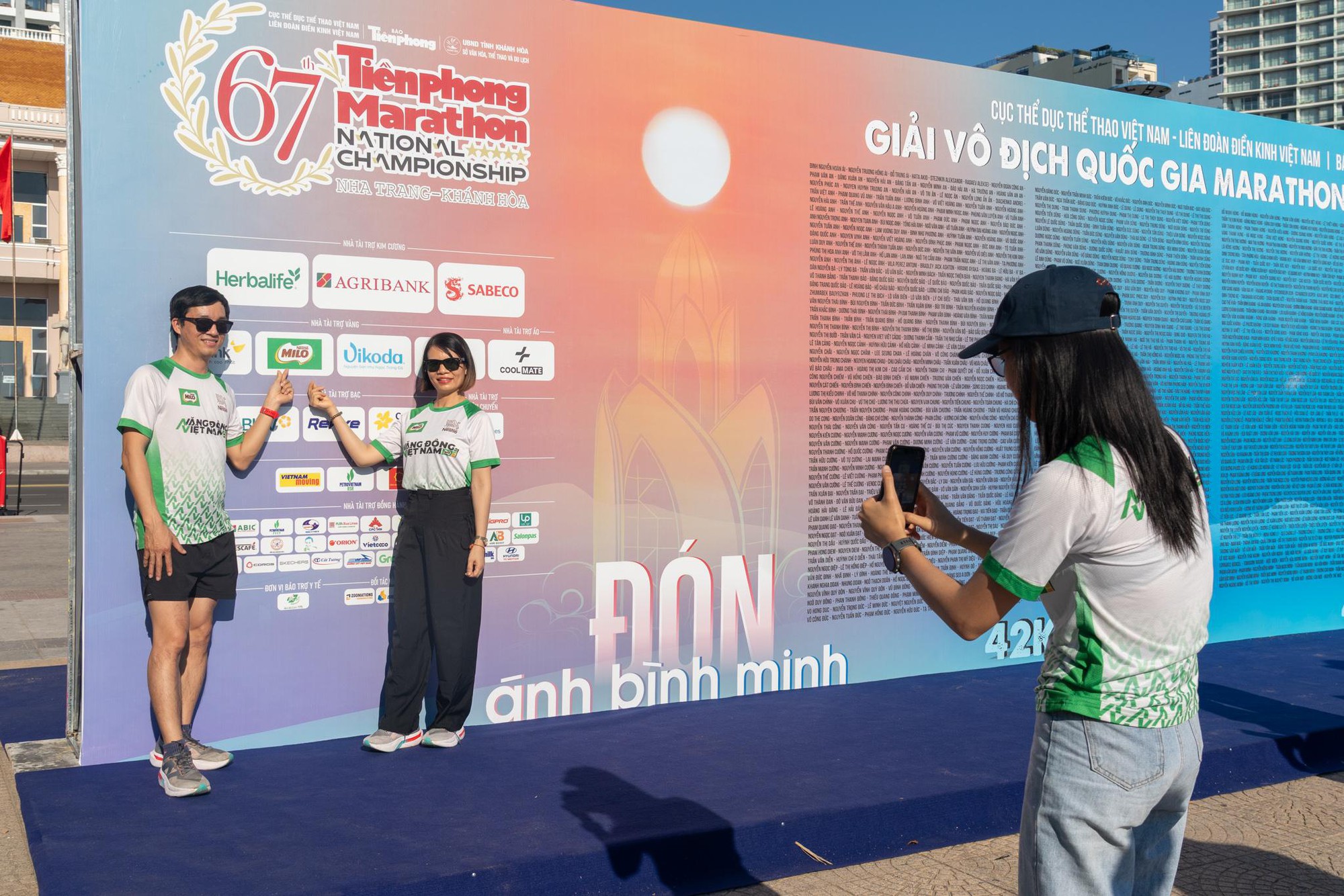 Hơn 12.000 runner “lên dây cót” tại Nha Trang: Không khí sôi động trước giờ G - Ảnh 3.