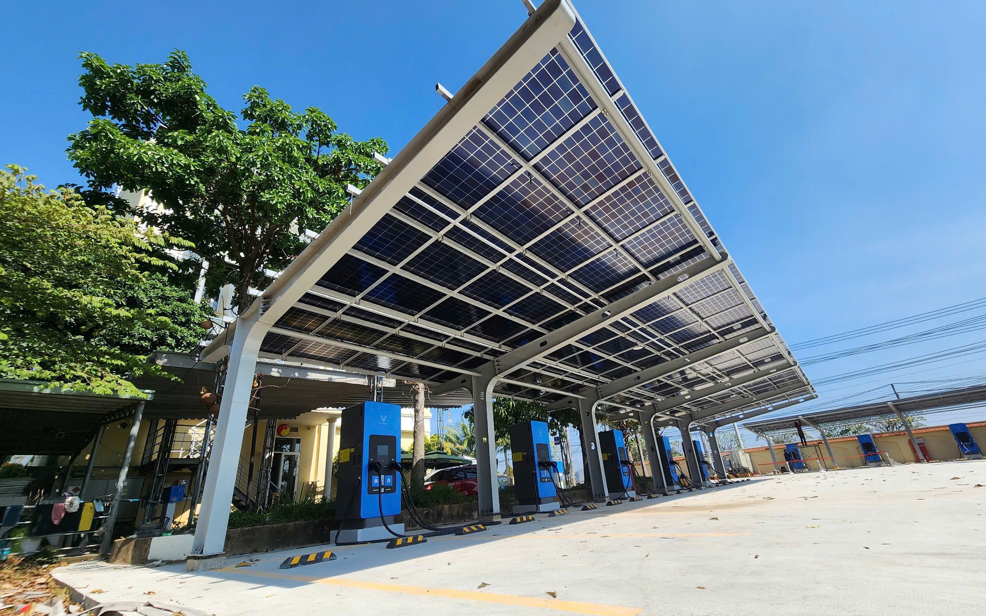 Thủ tướng yêu cầu 10 % hộ gia đình lắp điện mặt trời mái nhà mỗi năm 2026 - Ảnh 2. Thủ tướng yêu cầu 10 % hộ gia đình lắp điện mặt trời mái nhà mỗi năm 2026 - Ảnh 2.