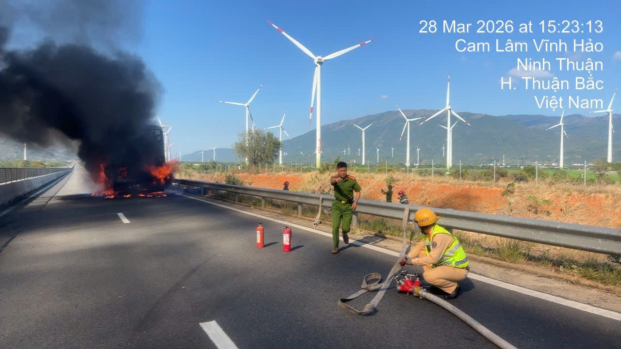 Xe tải cháy trên cao tốc Cam Lâm Vĩnh Hảo gây kẹt xe hơn 1 km - Ảnh 3.