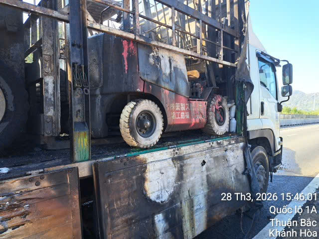 Xe tải ch&aacute;y tr&ecirc;n cao tốc Cam L&acirc;m Vĩnh Hảo g&acirc;y kẹt xe hơn 1 km - Ảnh 1.