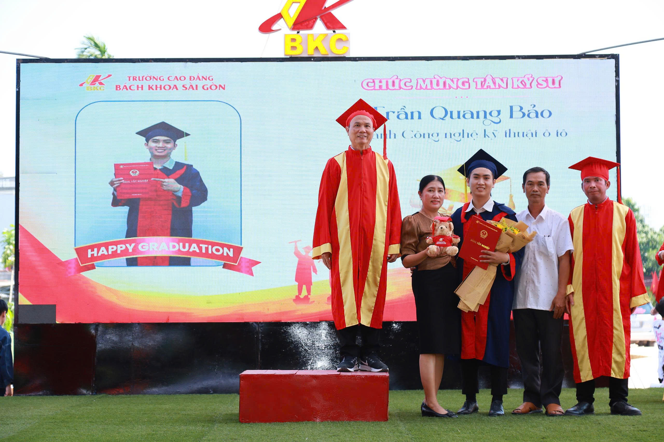 Thành công lớn nhất là trở thành tự hào của cha mẹ - Ảnh 2.