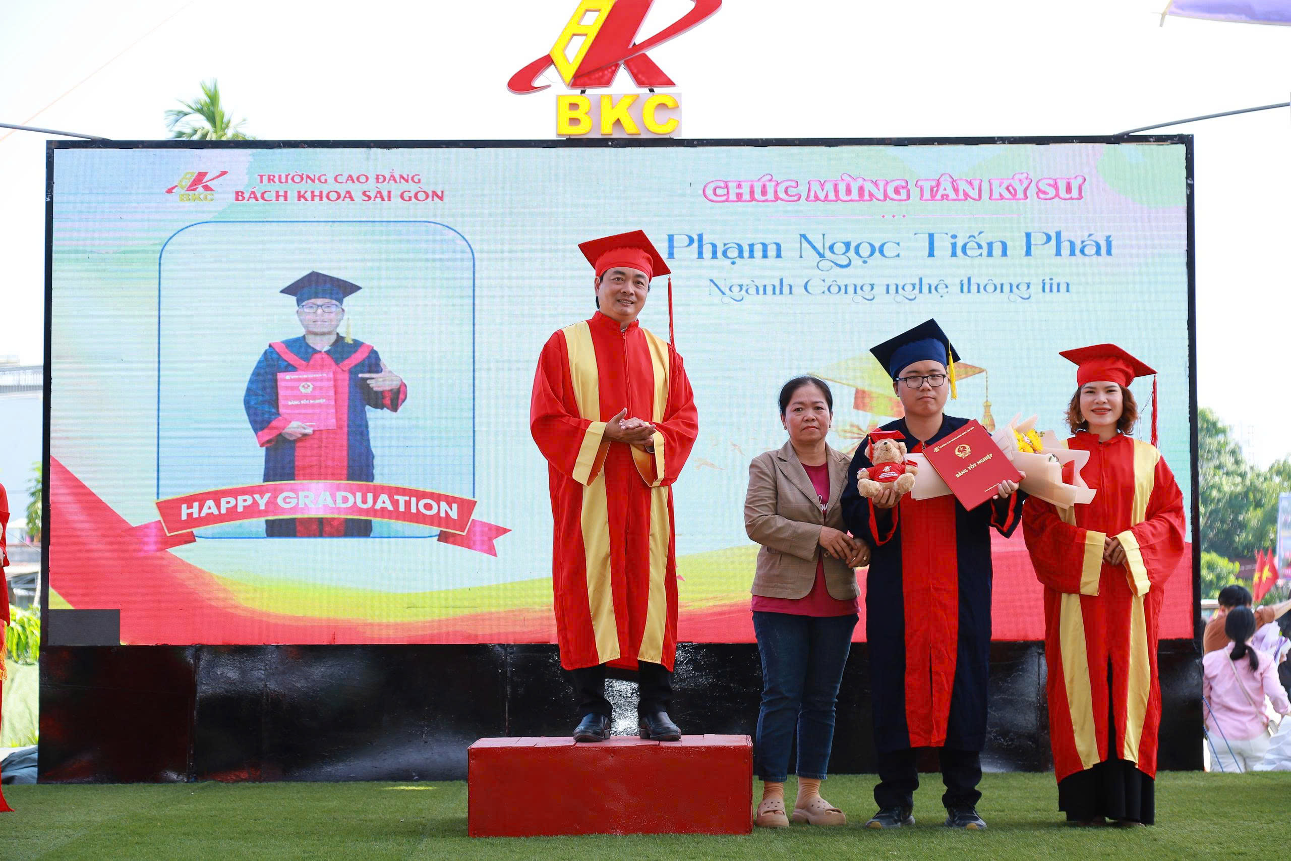 Thành công lớn nhất là trở thành tự hào của cha mẹ - Ảnh 1.