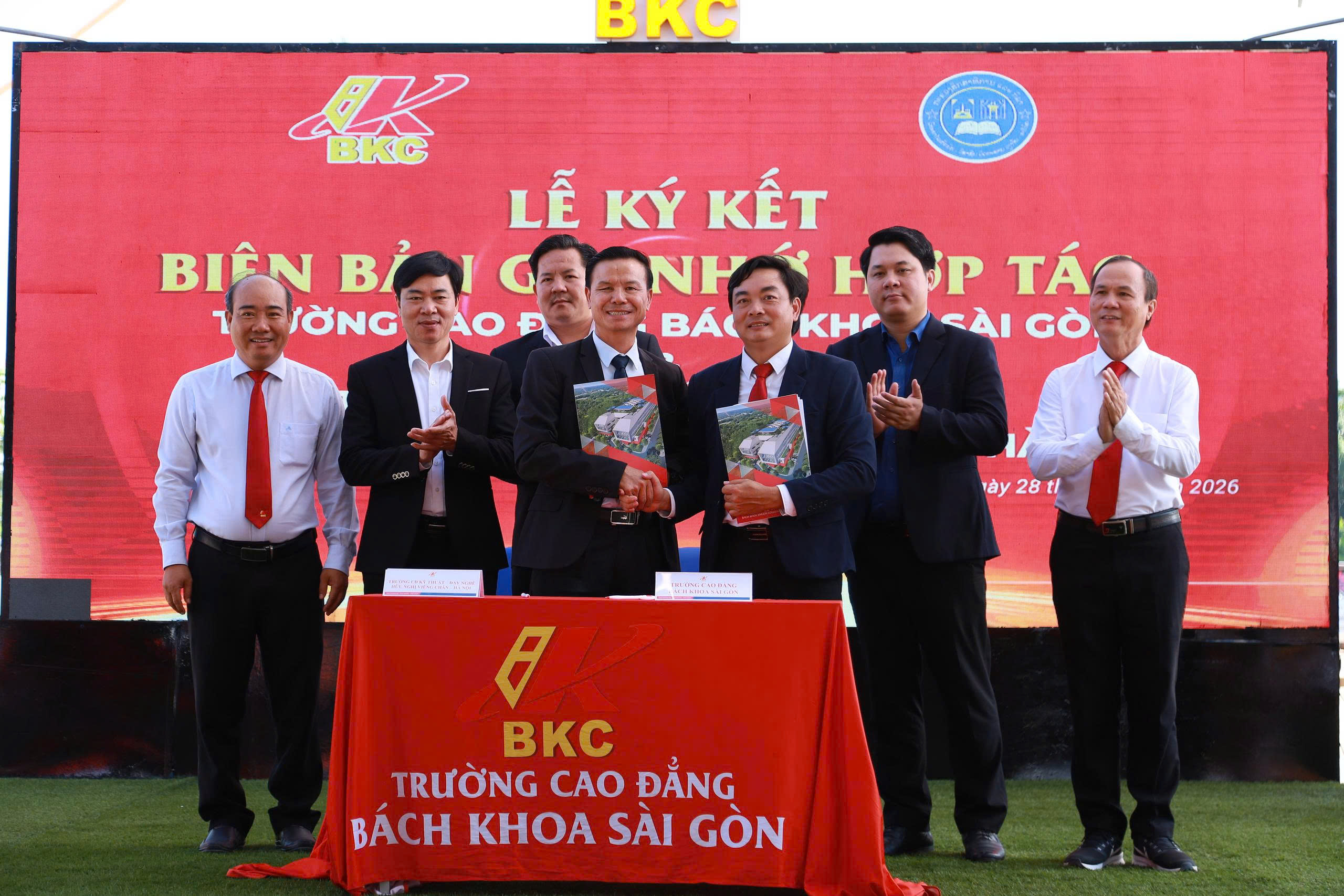 Thành công lớn nhất là trở thành tự hào của cha mẹ - Ảnh 4.